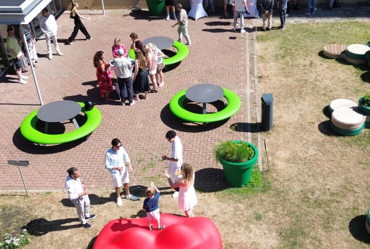 Buddy picknicktafel op het schoolplein Buddy picknicktafel op het schoolplein