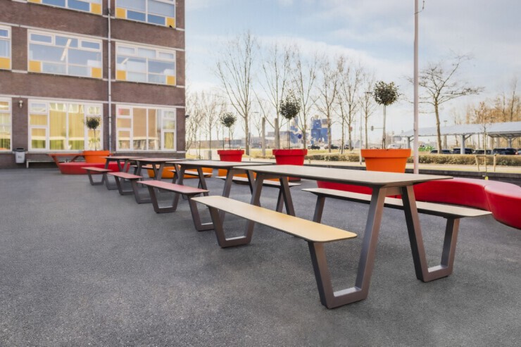 De Picnic HPL picknicktafels toveren het schoolplein om in een gezellige ontmoetingsplek De Picnic HPL picknicktafels toveren het schoolplein om in een gezellige ontmoetingsplek