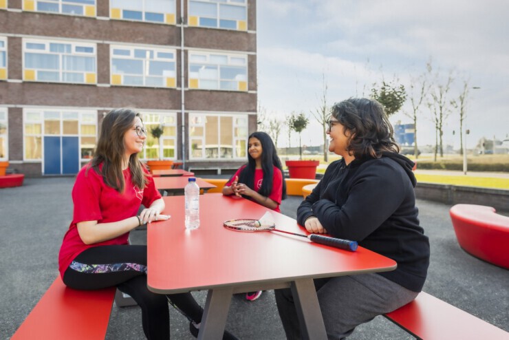 Lekker chillen op het schoolplein op de Picnic HPL picknicktafels Lekker chillen op het schoolplein op de rode Picnic HPL picknicktafels Lekker chillen op het schoolplein op de Picnic HPL picknicktafels Lekker chillen op het schoolplein op de rode Picnic HPL picknicktafels