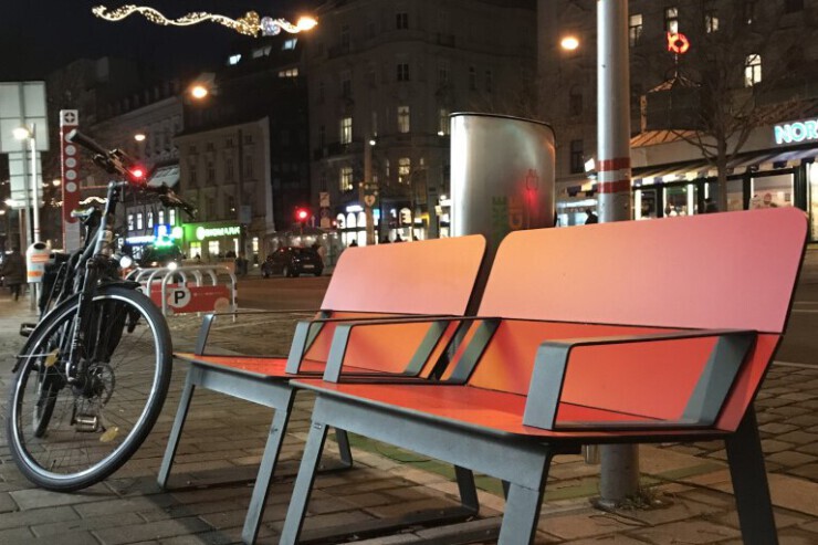 Rode Superfly stoelen voor op pleinen en bij winkelcentra Rode Superfly stoelen voor op pleinen en bij winkelcentra