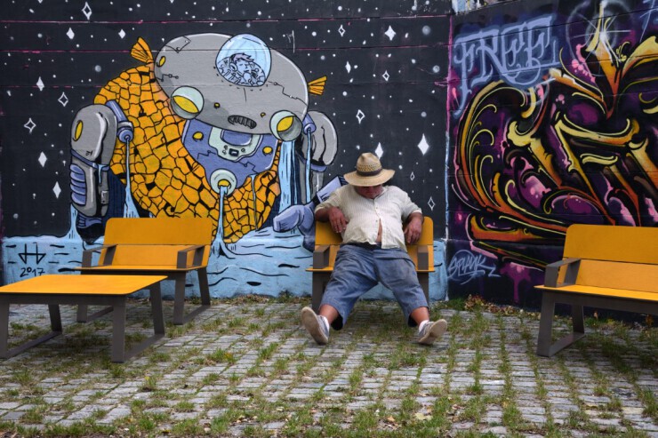 Deze neon gele stoelen passen perfect bij de muurschildering Deze neon gele stoelen passen perfect bij de muurschildering