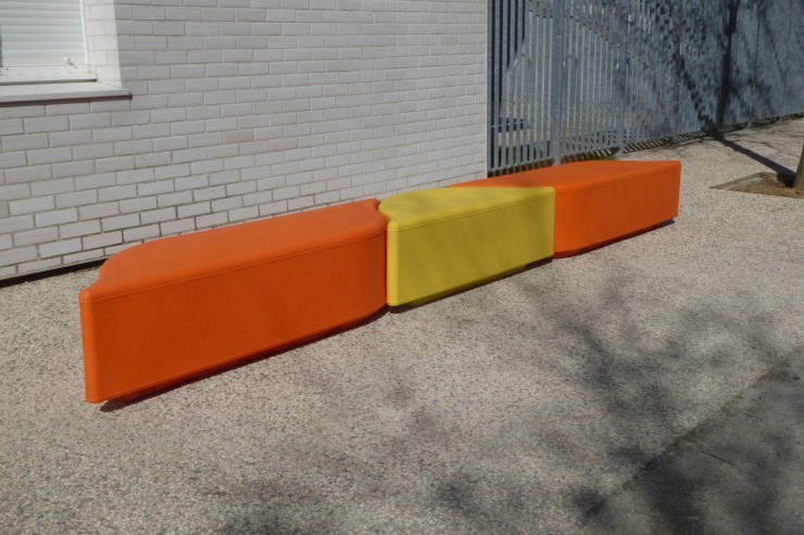 Lungo bank beschikbaar in opvallende kleuren Lungo bank beschikbaar in opvallende kleuren