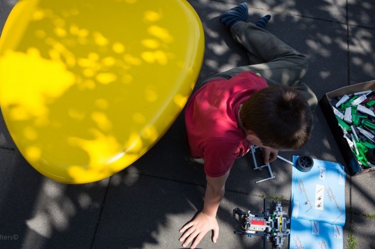 Supercell zitelement van beton - in geel Gele zitkei zitsteen steen of zitelement genoemd van beton die ook in andere kleuren zoals rood groen zwart grijs wit oranje paars roze blauw verkrijgbaar is leuk voor schoolplein kantoor school schoolmeubilair of speelplaats of speeltuin