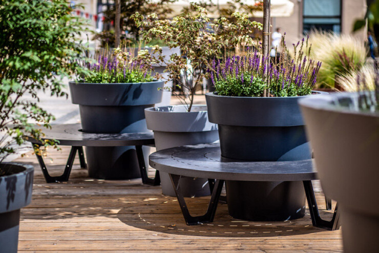 De Wave banken met bloempotten zorgen voor een natuurlijke afscheiding De Wave banken met bloempotten zorgen voor een natuurlijke afscheiding