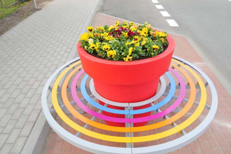 De Zebra bank met geïntegreerde bloempot voor pleinen en parken De Zebra bank met geïntegreerde bloempot voor pleinen en parken