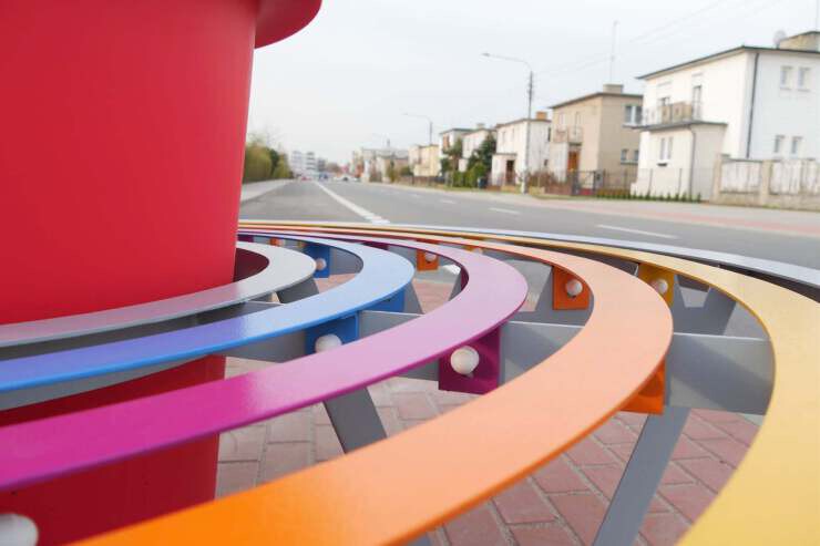 De Zebra bank is opgebouwd uit metalen gekleurde latten De Zebra bank is opgebouwd uit metalen gekleurde latten