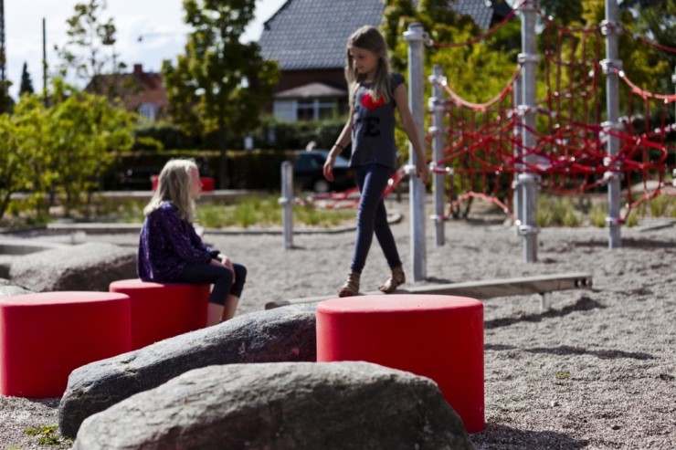 HopOp 500 kruk is kindvriendelijk en geschikt voor speeltuinen HopOp 500 kruk is kindvriendelijk en geschikt voor speeltuinen