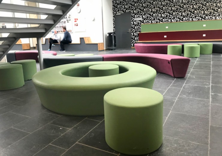 HopOp 500 kruk samen met ander Loop family meubilair HopOp 500 kruk samen met ander Loop family meubilair