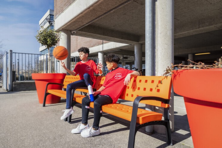 Bank Modo - een kleurrijke toevoeging op een schoolplein,  sportvereniging of vakantiepark
