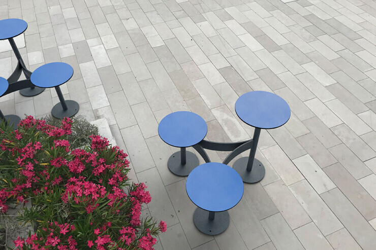 Blauwe tetatet tweezitter voor de openbare ruimte, zoals parken, pleinen en kantoren