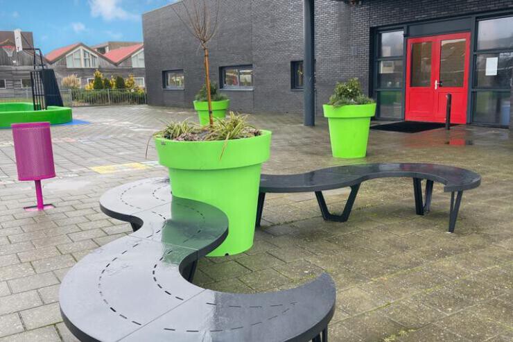 Heerlijk chillen op het schoolplein op de flexibele Wave Banken Heerlijk chillen op het schoolplein op de flexibele Wave Banken