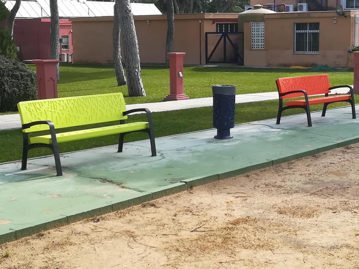 Bank Maverik - in rood en lime groen  Bank Maverik - in rood en lime groen