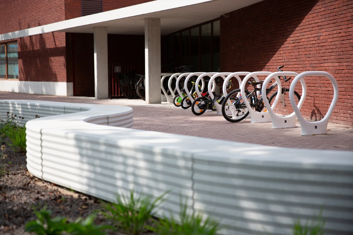 Superlock fietsenrek op het schoolplein Superlock fietsenrek op het schoolplein