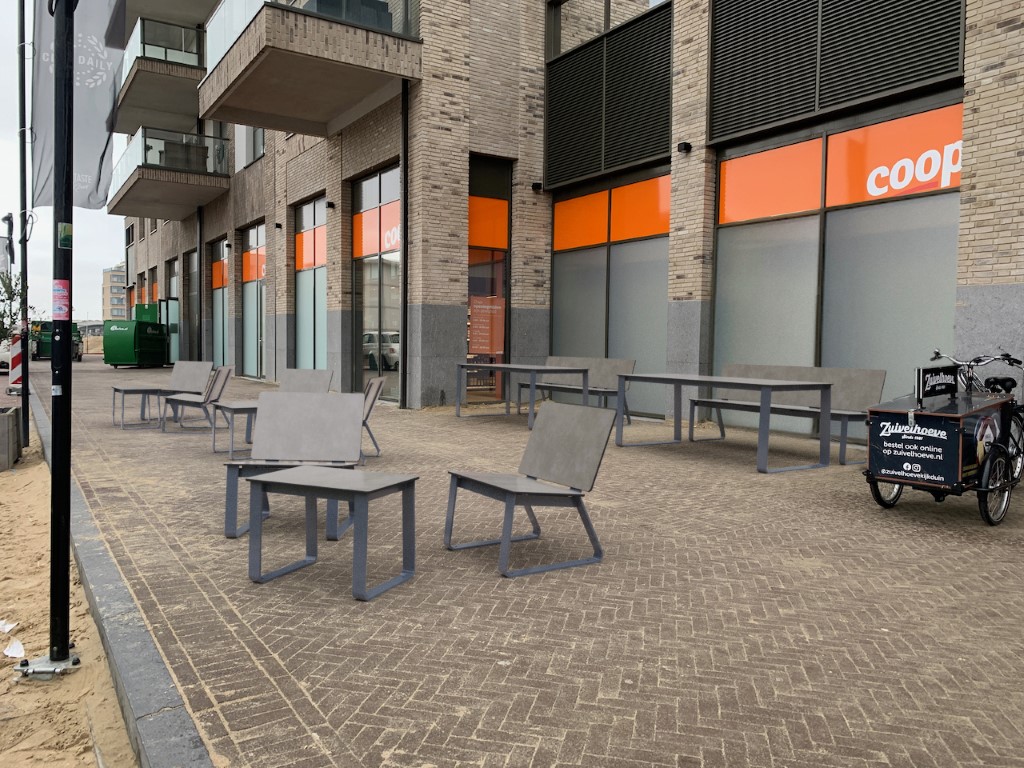 Bibi stoelen en tafels vormen een mooi terras voor het winkelcentrum