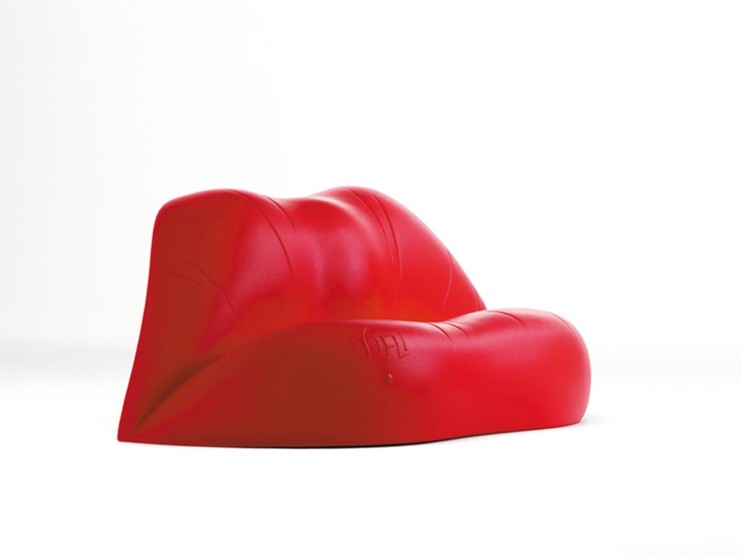 Dali lips bank in de vorm van rode lippen van kunstenaar Salvador Dali rood kunst statement zitten entree hal gang kantoor vastgoed 