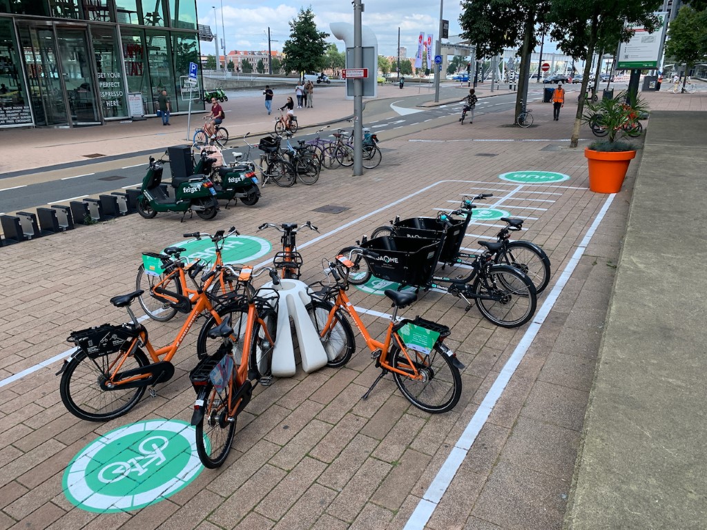 Jello fietsparkeren geplaatst in mobiliteitshub Rotterdam 