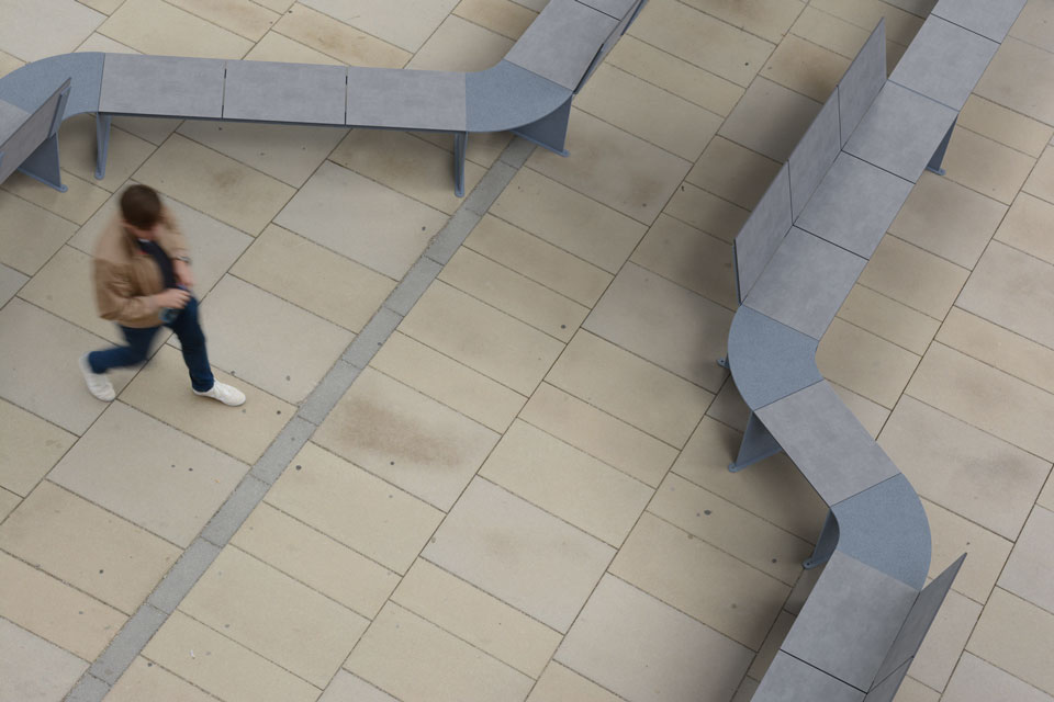 Go modulaire zitelementen - lange flexibele ba nken die hun weg zoeken in de openbare ruimteling is bijna mogelijk