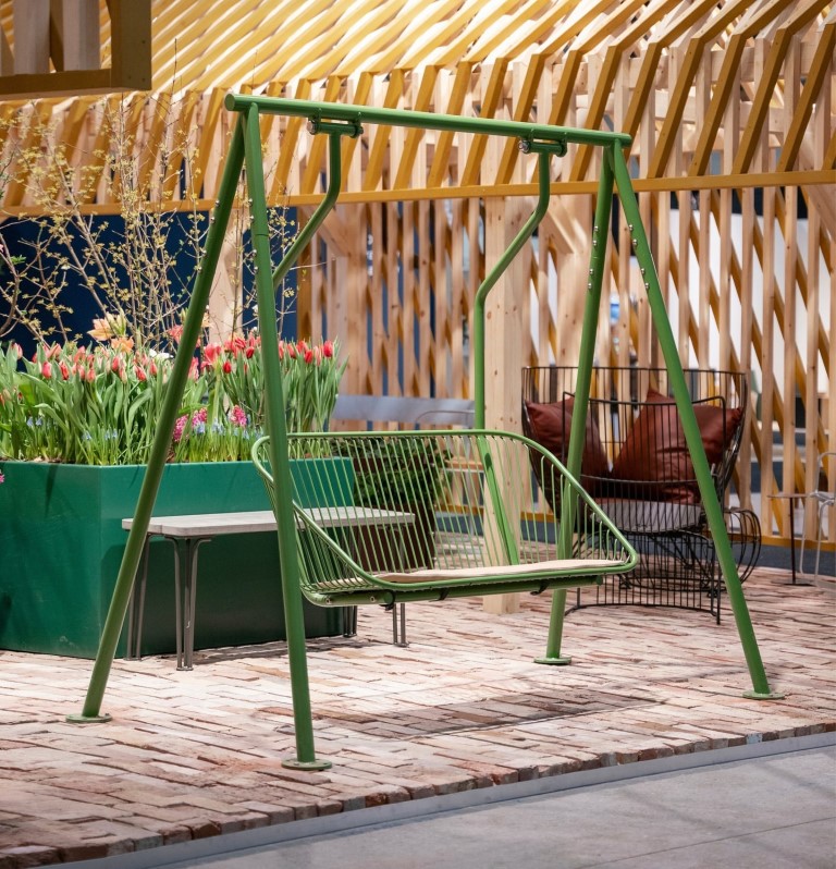 Korg swing sofa - speelse toevoeging op dakterrassen en daktuinen