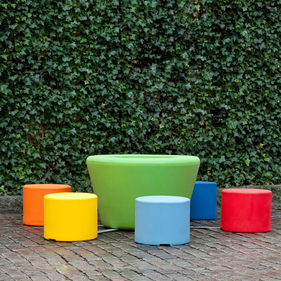 Loop Cone tafel ook geschikt als picknicktafel met poefjes en zitjes Loop Cone tafel ook geschikt als picknicktafel met poefjes en zitjes