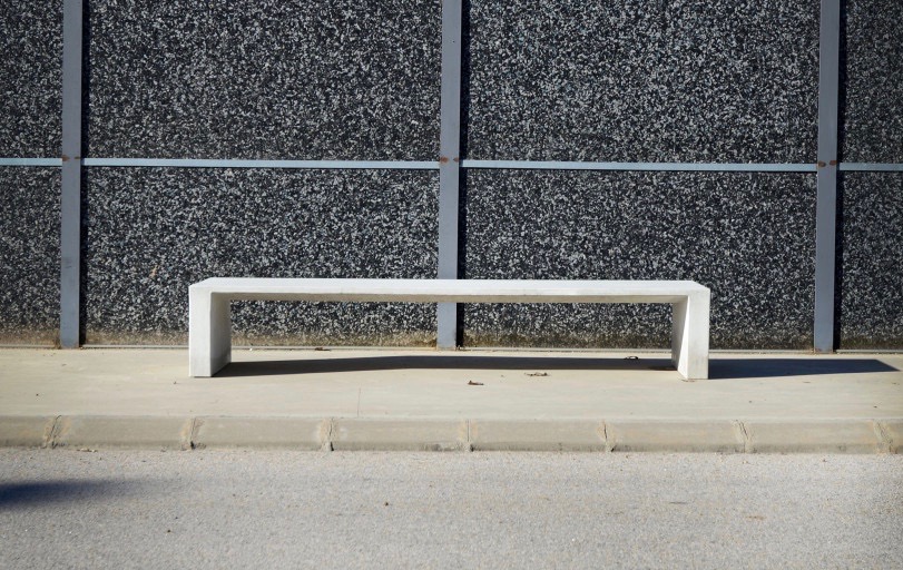 Lamina bank van beton kent een strak en modern design