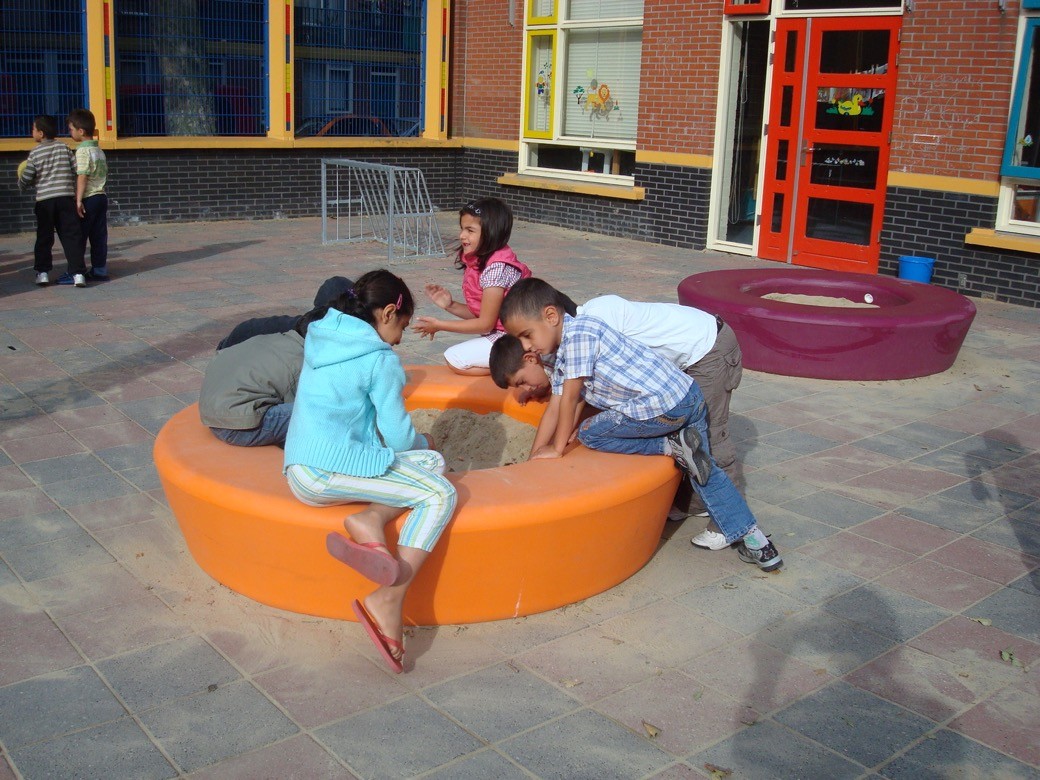 Loop zandbak voor kinderen op het schoolplein