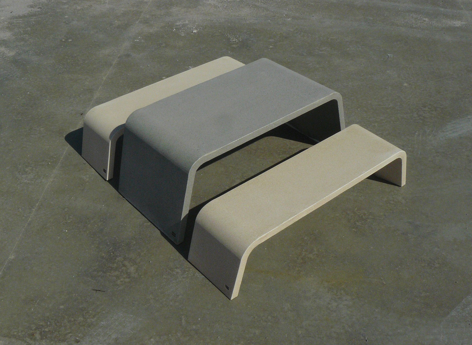 Mimetic tafel van beton voor de buitenruimte Mimetic tafel van beton voor de buitenruimte