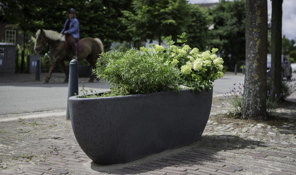 Nau plantenbak begeleiden van openbare ruimte