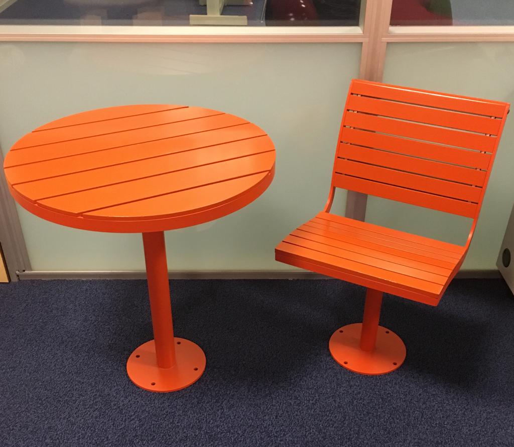 Parco stoel en tafel in het oranje 