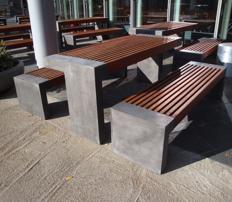 Paxa tafel is gemaakt betonnen poten en het tafelblad is van houten latten