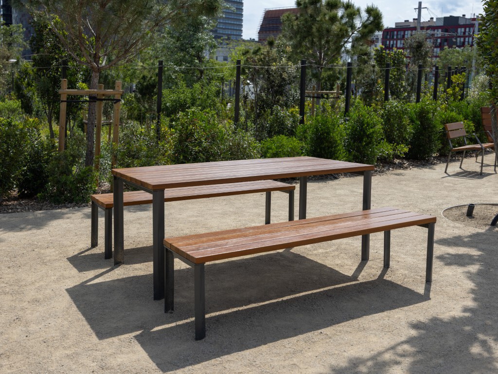 picknicktafel buiten, buitenmeubilair tuin, Minim10 picknickset, tropisch hardhout tafel, robuust stalen frame, duurzame picknickbank, moderne picknicktafel, tafel en banken set, scholen en parken meubilair, weerbestendig buitenmeubel