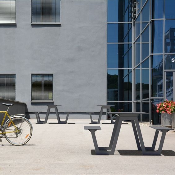 Picnic HPL picknicktafel kent een moderne en strakke uitstraling Picnic HPL picknicktafel kent een moderne en strakke uitstraling