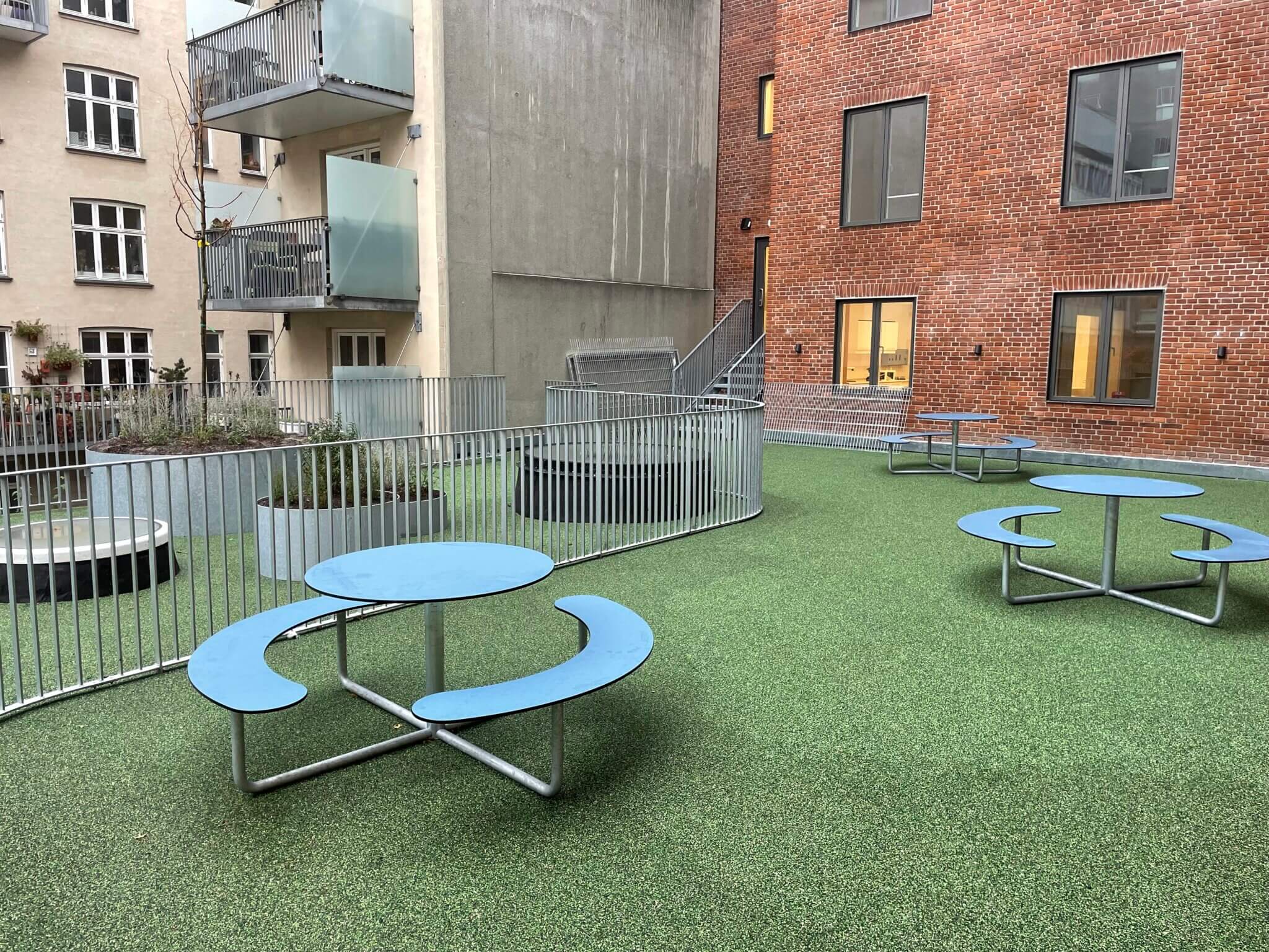 Ronde Plateau-I picknicktafel met openingen aan twee zijden Ronde Plateau-I picknicktafel met openingen aan twee zijden