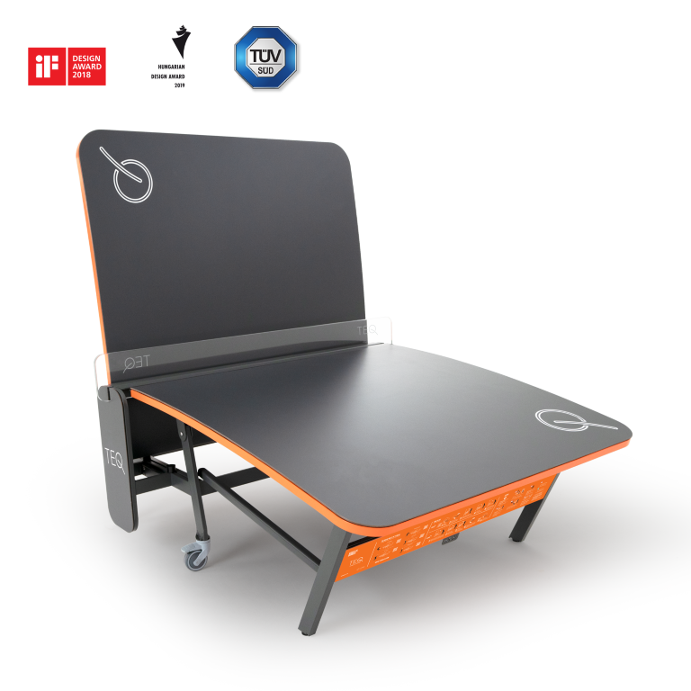 Teqball tafel Smart - HPL Teqboard in donkergrijs en een oranje stalen onderstel 