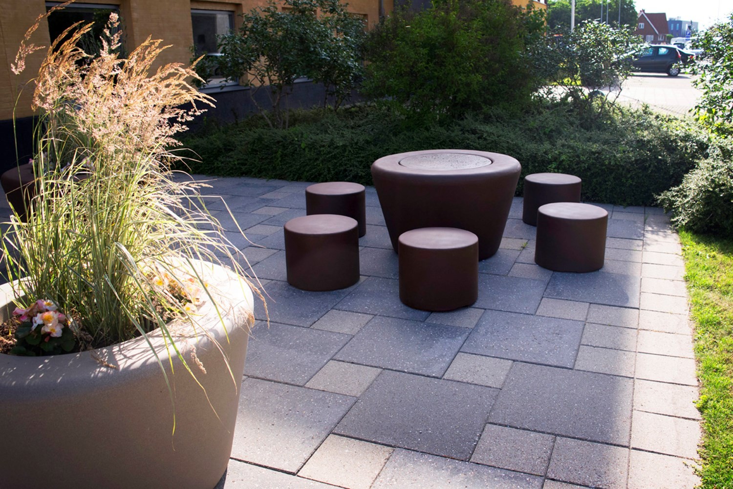 Loop Cone tafel grijs met HopOp 500 zitelementen Loop Cone tafel grijs met HopOp 500 zitelementen