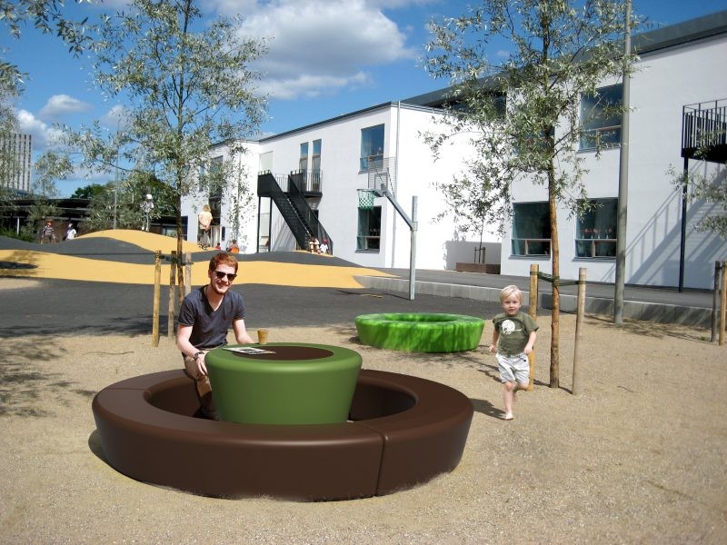 Loop Cone tafel samen met een Loop bank voor buiten Loop Cone tafel samen met een Loop bank voor buiten