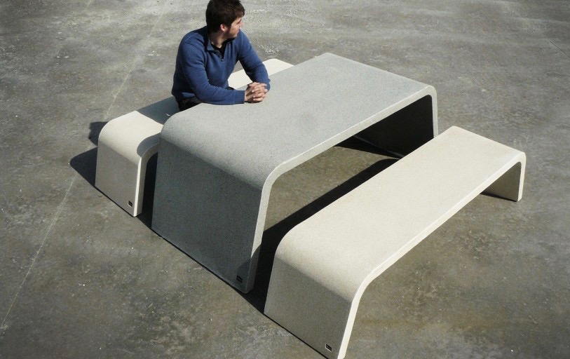 Mimetic tafel van beton met bijpassende banken