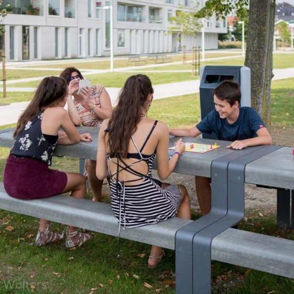 Outline picknicktafel gebruikt op parken en pleinen Outline picknicktafel gebruikt op parken en pleinen