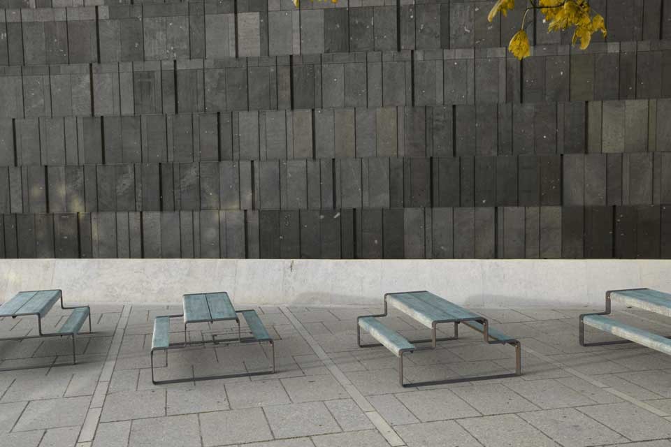 Outline picknicktafel is gemaakt van gegalvaniseerd staal Outline picknicktafel is gemaakt van gegalvaniseerd staal