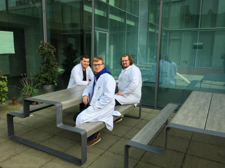 Outline picknicktafel om te lunchen, praten en gezamenlijk eten Outline picknicktafel om te lunchen, praten en gezamenlijk eten