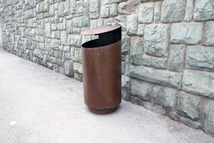 Tubo Afvalbak met regenkap in cortenstaal Tubo Afvalbak met regenkap in cortenstaal