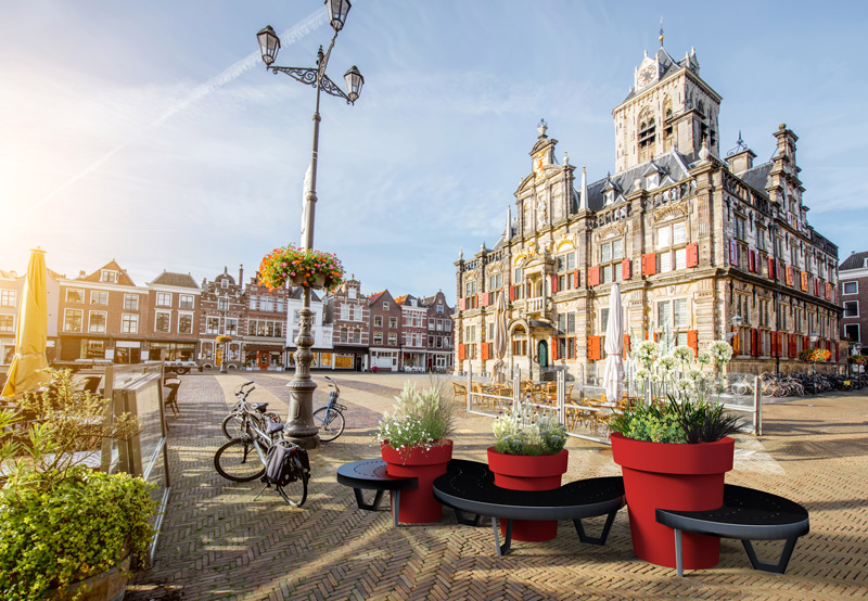 De uitnodigende Wave Banken met reuze bloempotten op de Grote Markt in Delft  