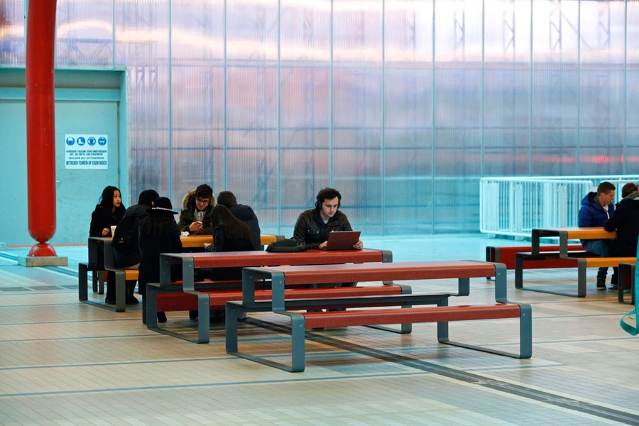 Outline picknicktafel voor wachtruimtes binnen en buiten Outline picknicktafel voor wachtruimtes binnen en buiten