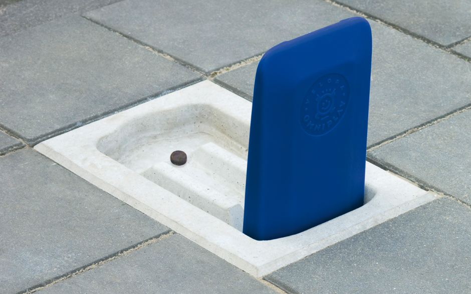 Het blauwe Mohican paaltjesvoetbal is verankerd in een betonvoet 