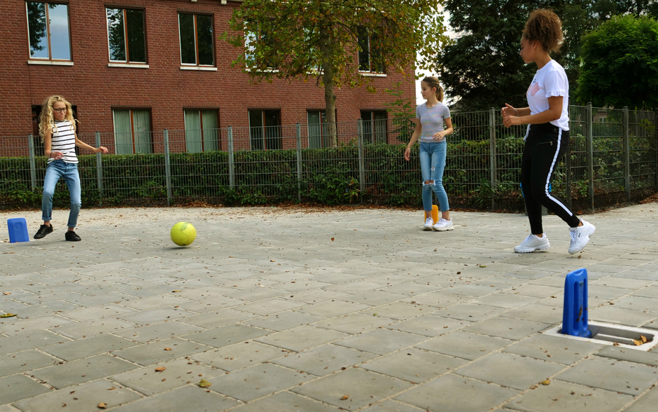 Paaltjesvoetbal Mohican voor op het schoolplein, openbare pleinen en speelplaatsen