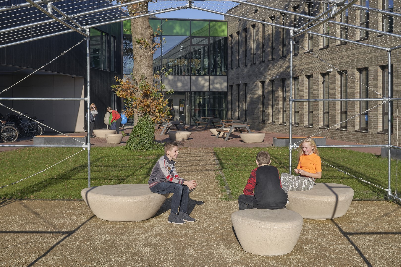 Meubilair met natuurlijke uitstraling voor groene school in Emmen