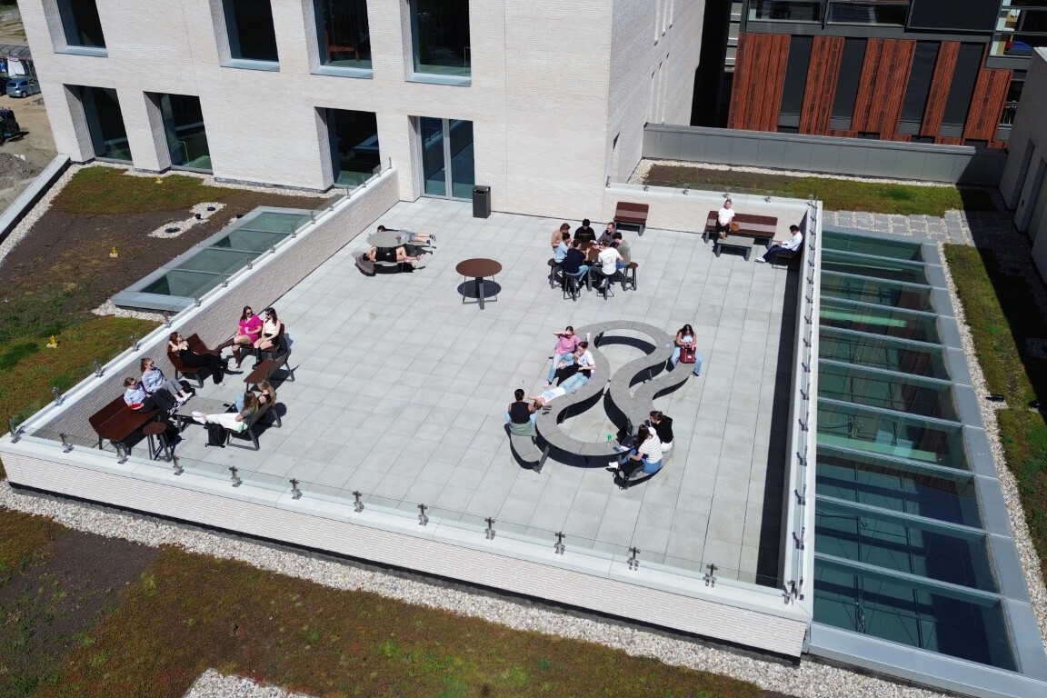Nieuw meubilair op het dakterras van de Rijksuniversiteit Groningen 
