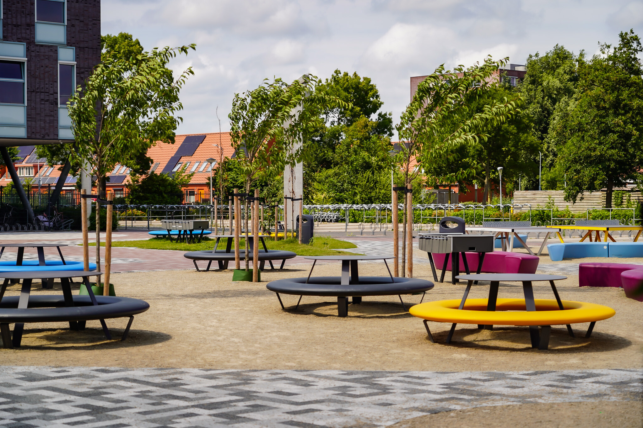Schoolplein Herbert Vissers College: kleurrijk, groen en volop in beweging