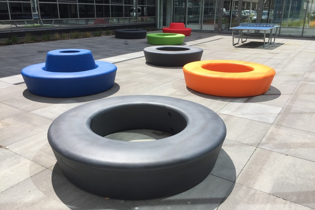 Terras hoofdkantoor Blokker Holding opgefleurd met vrolijk zitmeubilair