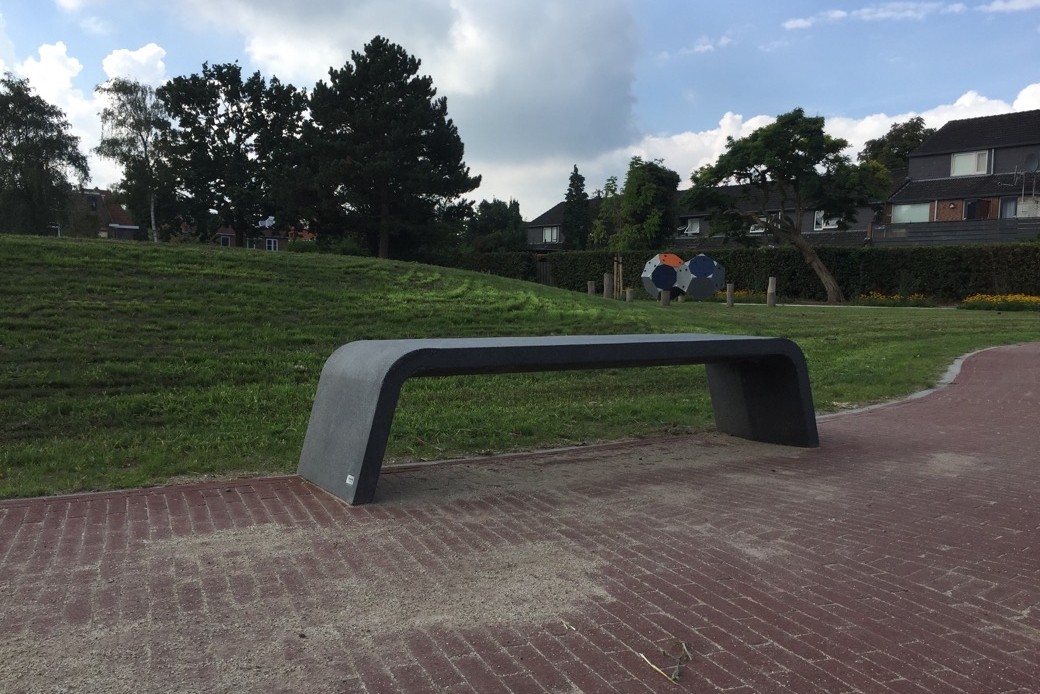 Parkje Nijmegen uitgerust met betonnen Mimetic bankjes