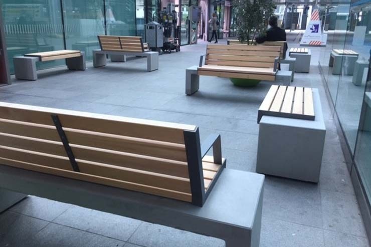 Het Centraal Station in Den Haag voorzien van de prachtige HopHop-parkbanken van Tjinco